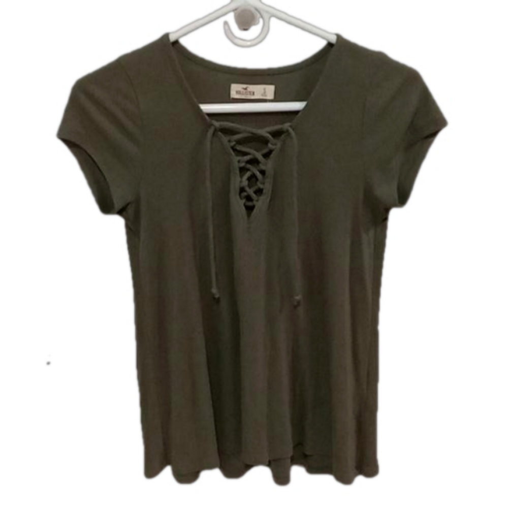 (42)   HOLLISTER ( Abercrombie), GREEN SHORT SLEEVE LACING AT FRONT NECKLINE